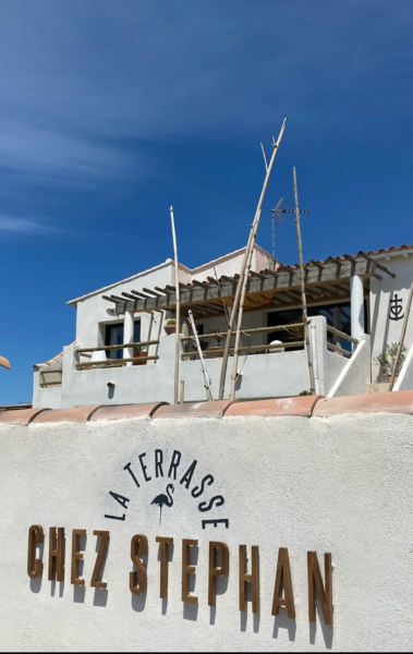 La Terrasse Chez Stéphan aux Saintes‑Maries‑de‑la‑Mer — charmante terrasse face à la mer où l’on savoure planches, petits plats, vins et champagnes dans une ambiance conviviale.
