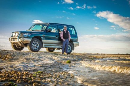 Safari “Petit Paradis en 4×4” aux Saintes‑Maries‑de‑la‑Mer, avec Patou, guide passionné, découvrez des coins secrets de la Camargue, sa faune, sa flore et ses traditions.