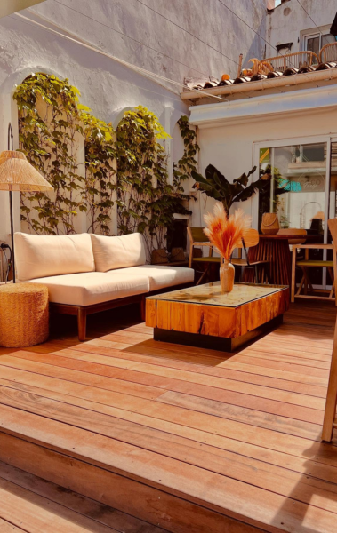 Restaurant lounge “Coco Fuego” aux Saintes-Maries-de-la-Mer, cuisine locale maison aux influences asiatiques, ambiance conviviale et contemporaine.