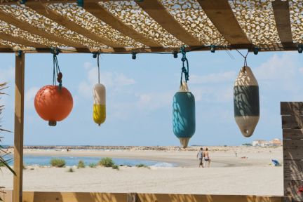 La Playa en Camargue, plage privée chic aux Saintes‑Maries‑de‑la‑Mer, bar-restaurant en bord de mer proposant tapas créatifs, poissons frais de la Méditerranée, cocktails et ambiance guinguette.