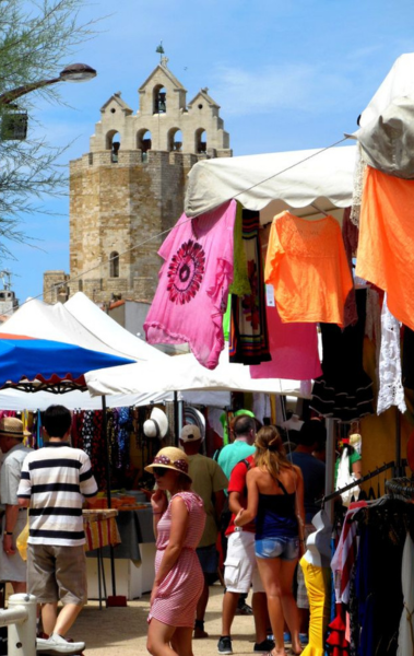 Marché Provençal des Saintes‑Maries‑de‑la‑Mer, chaque lundi et vendredi matin sur la Place des Gitans, stands de produits du terroir, fleurs, artisanat local et produits frais.
