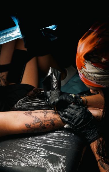 Matta Tattoo au salon Chez Rita, 10 rue Capitaine Fouque aux Saintes-Maries-de-la-Mer — tatoueur passionné proposant tattoos personnalisés avec précision dans une ambiance intimiste.