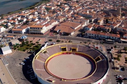 Arènes des Saintes-Maries-de-la-Mer en Camargue, accueillant régulièrement des courses camarguaises et spectacles traditionnels.
