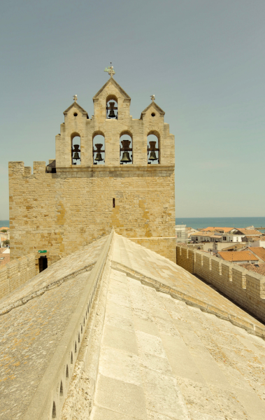 Vue de l’église fortifiée des Saintes-Maries-de-la-Mer, célèbre pour accueillir chaque année le pèlerinage des Gitans en hommage à Sara la Noire.